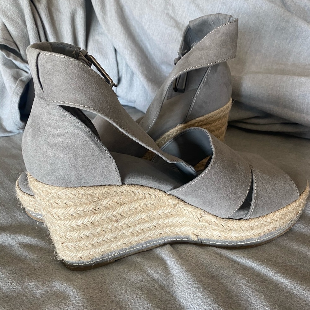 Universal Thread Gray Wedges